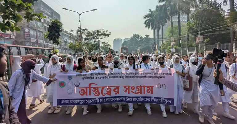 শাহবাগ মোড় অবরোধ করেছেন পাঁচ সরকারি কলেজের উচ্চমাধ্যমিক শ্রেণির শিক্ষার্থীরা